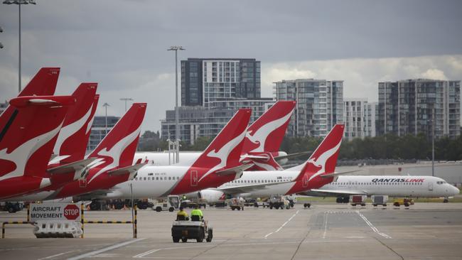 Qantas grounds all international flights