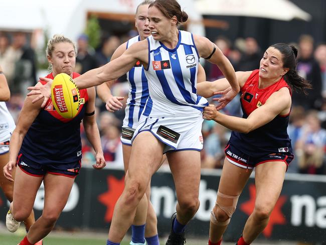 MELBOURNE . 19/11/2022.  AFLW. Preliminary Final. Melbourne vs North Melbourne at Ikon Park.  Jasmine Garner of the Kangaroos   under pressure during the 1st qtr.    . Picture by Michael Klein