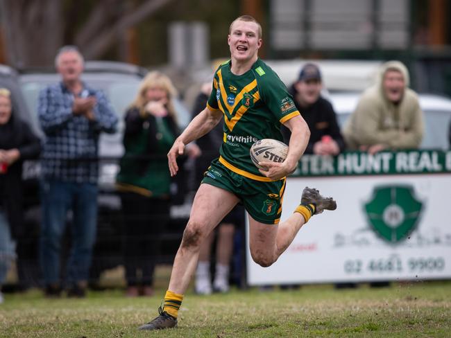 Mittagong’s Jack Phillips runs in a try. News Local, Pictures by Julian Andrews.