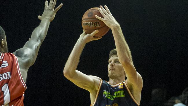 Cameron Gliddon of the Taipans shoots during the NBL Round 16 game between Illawarra Hawks and Cairns Taipans at the WIN Entertainment Centre in Wollongong, Sunday, January 28, 2018. (AAP Image/Craig Golding)