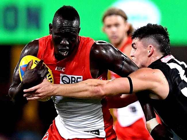 BRISBANE, AUSTRALIA - AUGUST 06: Aliir Aliir of the Sydney Swans is challenged Brayden Maynard of the Magpies during the round 10 AFL match between the Collingwood Magpies and the Sydney Swans at The Gabba on August 06, 2020 in Brisbane, Australia. (Photo by Bradley Kanaris/Getty Images)