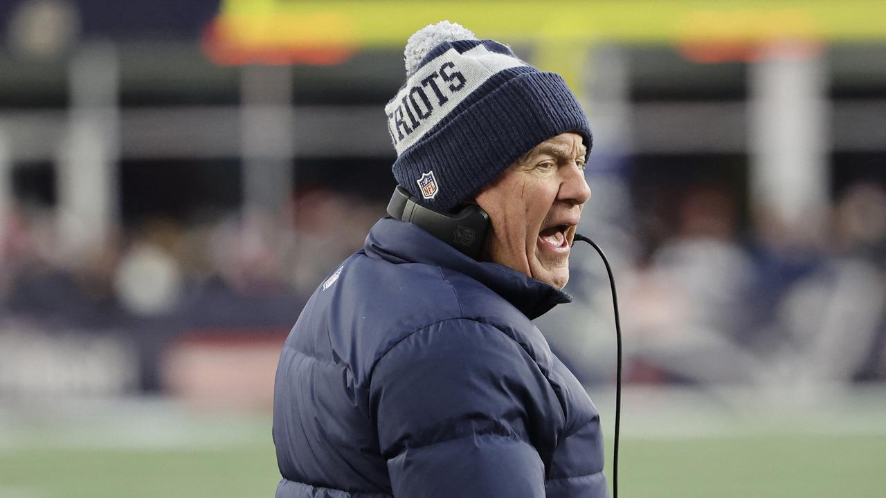 Bill Belichick: Tom Brady 'is an iconic figure,' but coach has terse  exchanged when pressed on Patriots quarterback's future 