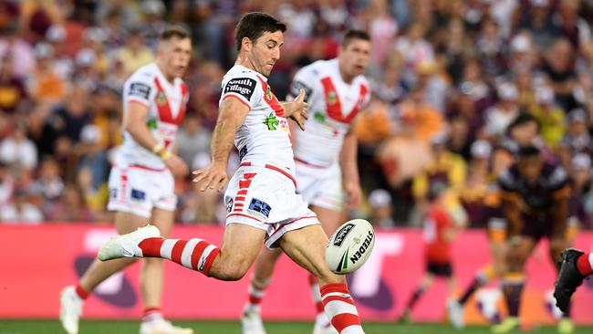 Hunt defied crowd pressure to lead the Dragons to victory. (AAP Image/Dave Hunt)