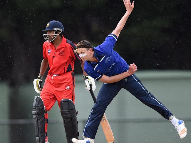 Alex Deuchar bowling for Mt Waverley.