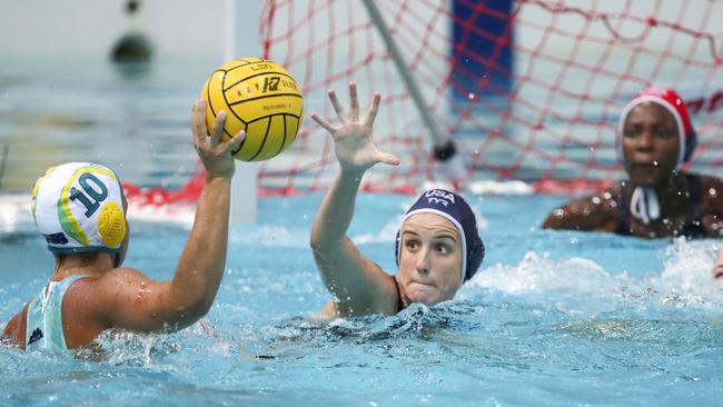 Mackenzie Fischer (centre) of the USA defends against Lena Mihailovic.(AAP Image/Glenn Hunt)