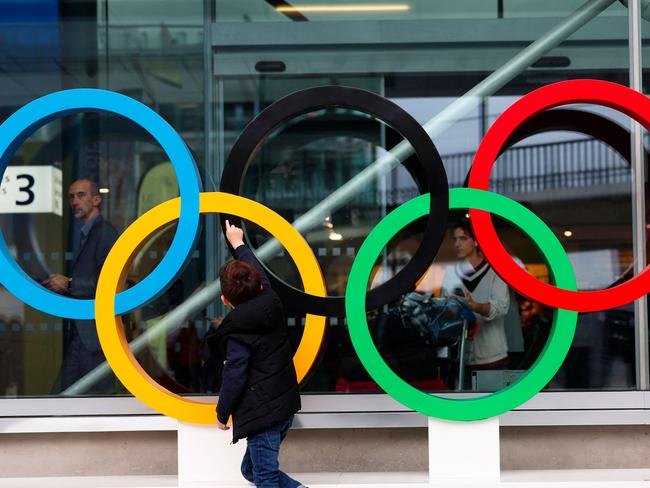 This photograph shows a view of Olympic rings displayed at the arrival level of the Orly airport, south of Paris, on June 19, 2024. The Orly station, the southern terminus of the Paris subway line 14, was inaugurated prior to its opening to the public on June 24, 2024, linking Orly airport to the Saint-Denis Pleyel hub to the north, location of the 2024 Olympic games stadium, passing through the French capital. (Photo by Emmanuel DUNAND / AFP)