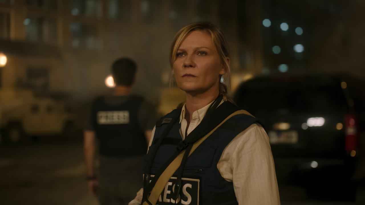 Kirsten Dunst plays war photojournalist Lee in Civil War.