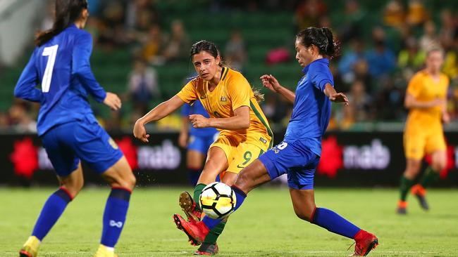 PERTH, AUSTRALIA - MARCH 26: Alexandra Chidiac of the Matildas crosses the ball during the International Friendly Match between the Australian Matildas and Thailand at nib Stadium on March 26, 2018 in Perth, Australia.  (Photo by Paul Kane/Getty Images)