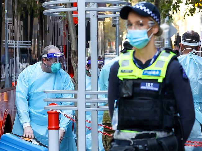 Returning Australian travellers from overseas arrive at the InterContinental Hote in Melbourne for their Covid-19 quarantine period. Picture : Ian Currie