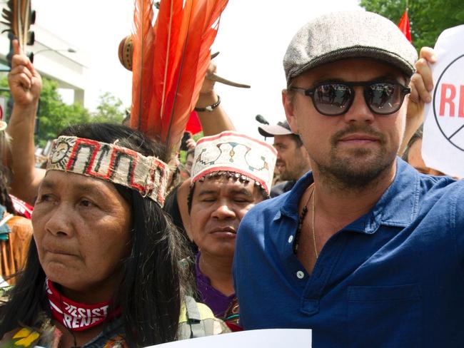 US actor Leonardo DiCaprio (C) march with a group of indigenous people from North and South America, during the People's Climate March in Washington DC, on April, 29, 2017. / AFP PHOTO / Jose Luis Magana