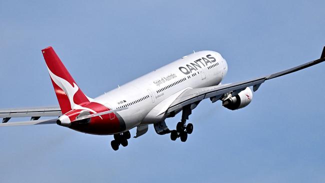 This picture taken on August 28, 2024 shows a Qantas plane taking off from Sydney International airport. Australian airline Qantas reported a slide in net profit as post Covid-19 fares dropped, but said it was working to rebuild its reputation after a string of public scandals. Net profit fell 28 percent to 48 billion USD in the financial year to June 30, the airline said. (Photo by Saeed KHAN / AFP)