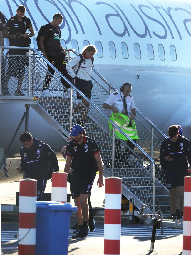 Richmond and Western Bulldogs players touch down at Gold Coast Airport. Picture: Glenn Hampson