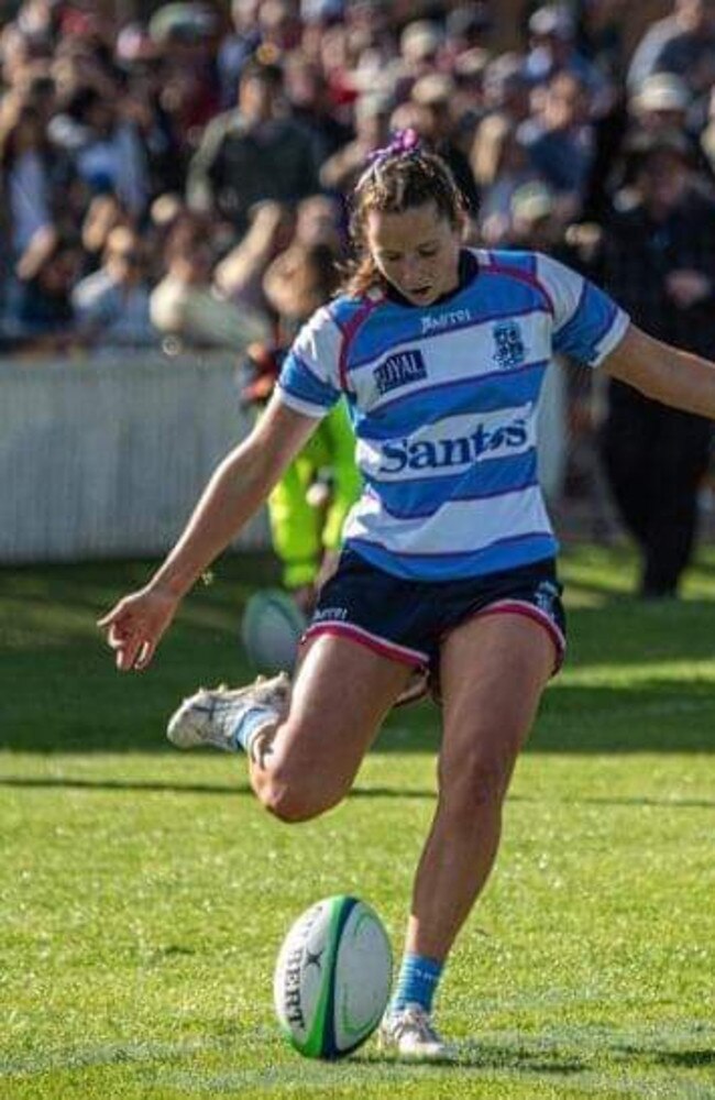 Roma player Hannah Jakins showing off her rugby skills.