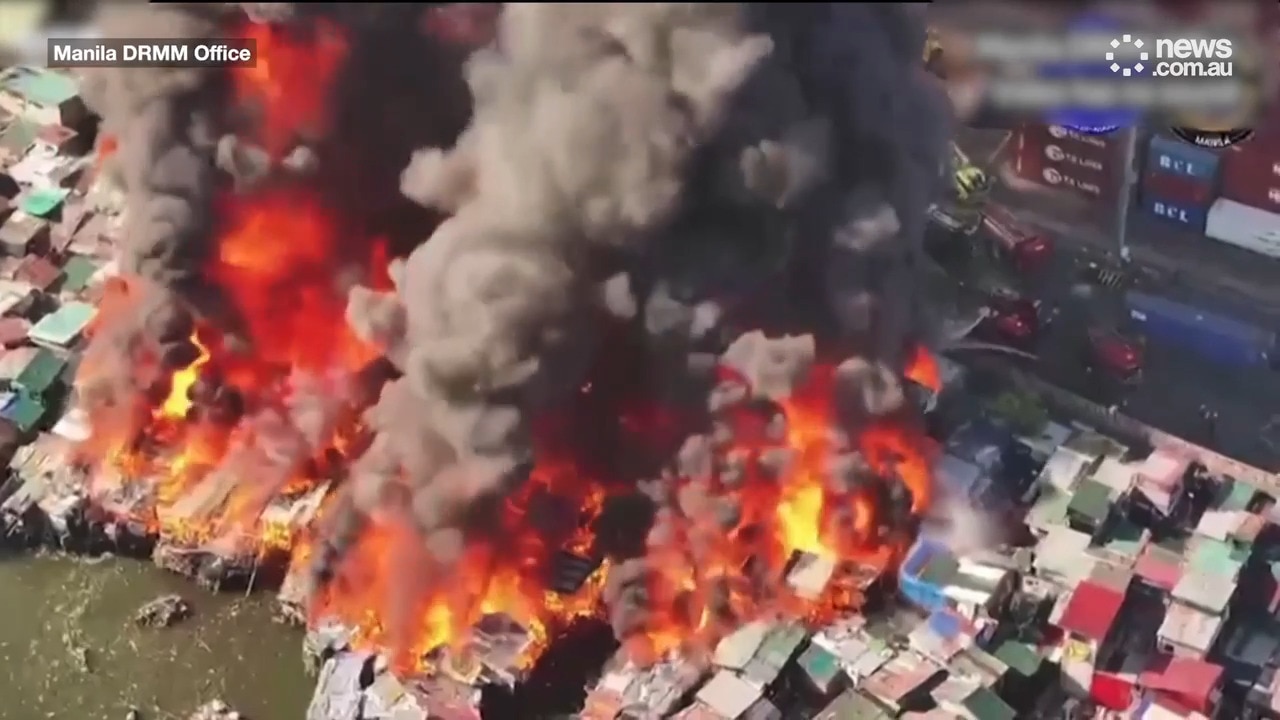 Huge fire rips through slum in Manila