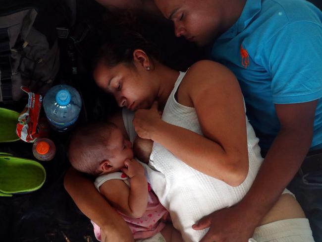 A migrant woman, part of a caravan of thousands traveling from Central America en route to the United States, breastfeeds her baby whilst she rests in a makeshift camp in Juchitan, Mexico, October 30, 2018. REUTERS/Hannah McKay       TPX IMAGES OF THE DAY - RC141F8BA960