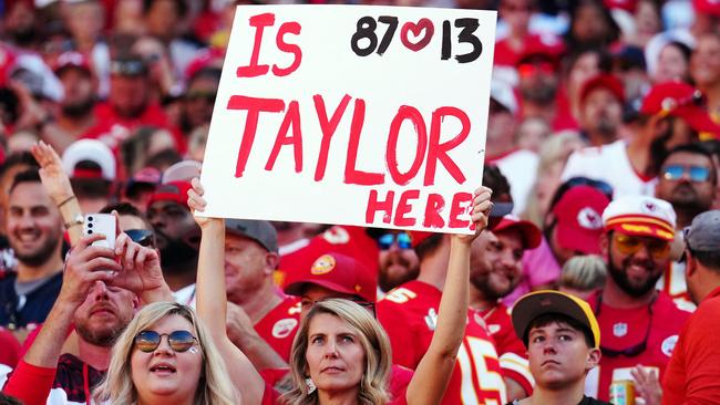 A Taylor Swift fan holds up a sign during a game between the Chicago Bears and Kansas City Chiefs at Arrowhead Stadium on September 24, 2023. (Photo by Jason Hanna / GETTY IMAGES NORTH AMERICA / Getty Images via AFP)