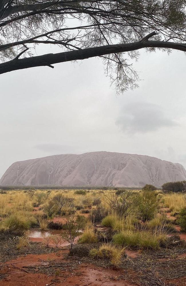 #1 Uluru rain – @exploreuluru