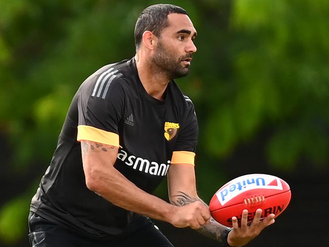 MELBOURNE, AUSTRALIA - DECEMBER 07: Shaun Burgoyne of the Hawks handballs during a Hawthorn Hawks AFL pre-season training session at Waverley Park on December 07, 2020 in Melbourne, Australia. (Photo by Quinn Rooney/Getty Images)