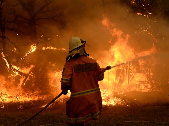 A fire approaches the Bilpin Fruit Bowl in the Blue Mountains. Picture: Jeremy Piper