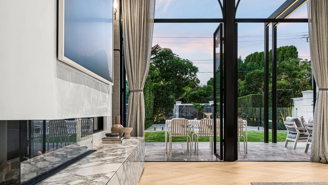The granite-clad extension delivers sleek contemporary living while respecting the home’s historic Italianate architecture and original footprint.
