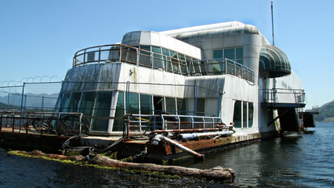 The abandoned floating restaurant. Facebook/Enoch Fast