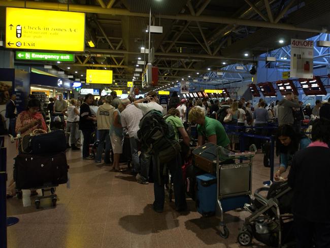 PLEASE CREDIT: SUPPLIED... 11/08/2006 NEWS: SNAKING queues at Heathrow scared Aussies boarding** with WILL ROSE pics sent to syd/melb.  PICTURED:  Zone D - The que for the flight to Sydney.  Fiona Hudson in London  SNAKING queues at Heathrow scared Aussies boarding flights home yesterday more than any evil they might encounter in the air.