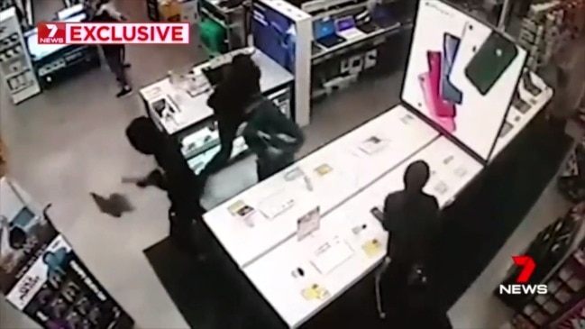 Gang of youths raid JB Hi-Fi (7 News)