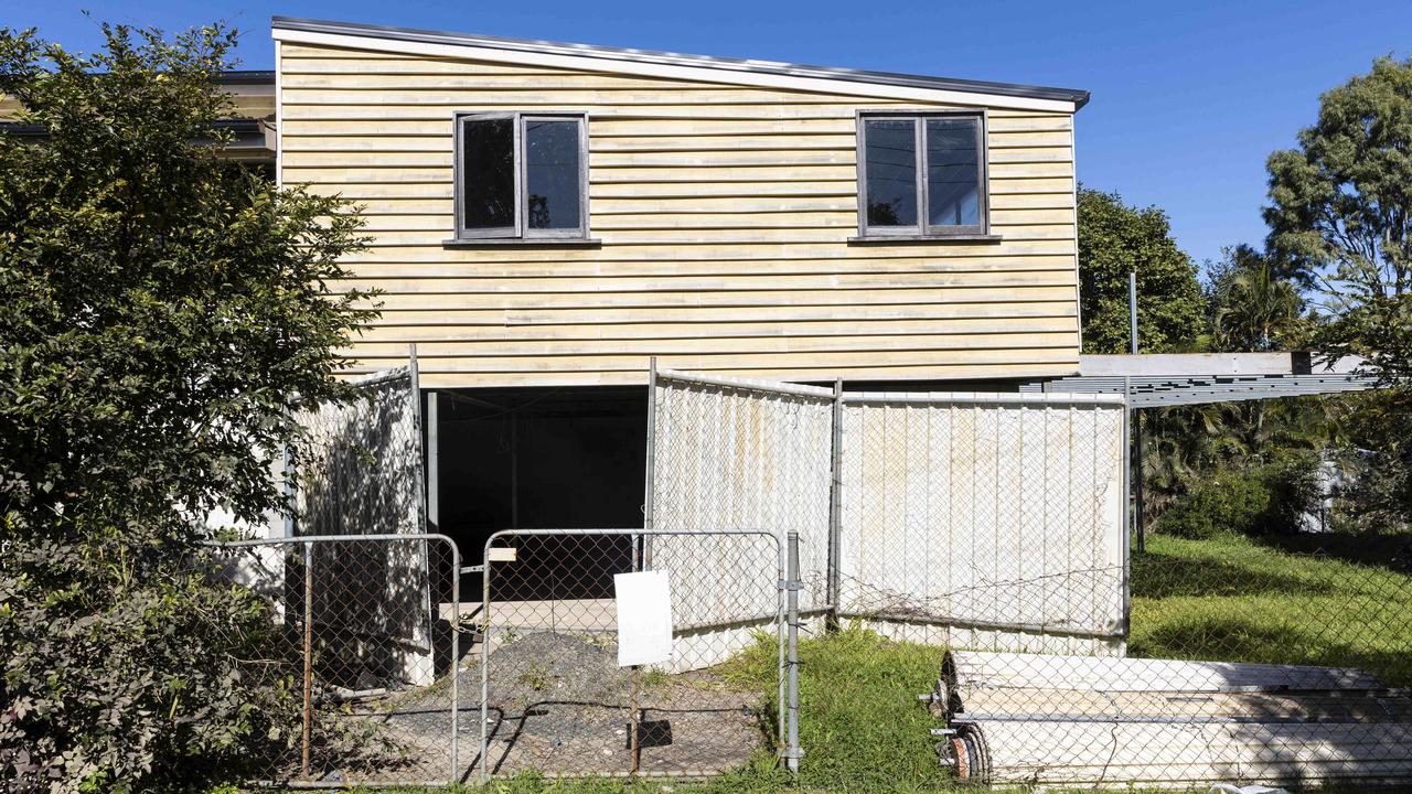 An unoccupied, flood damaged house on Galah Street, Rocklea. Photo: Matthew Poon.