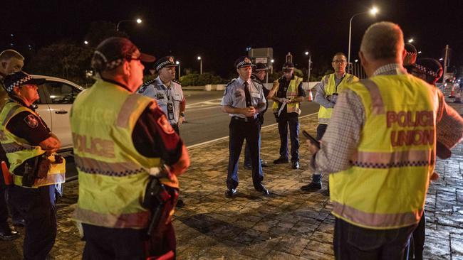 Chief Superintendent Mark Wheeler speaks with police officers at the Coolangatta border checkpoint. Picture: Glenn Hunt