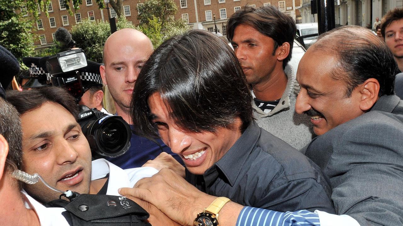 Mohammad Amir and Mohammad Asif arriving at the Pakistan High Commission in London in 2010.