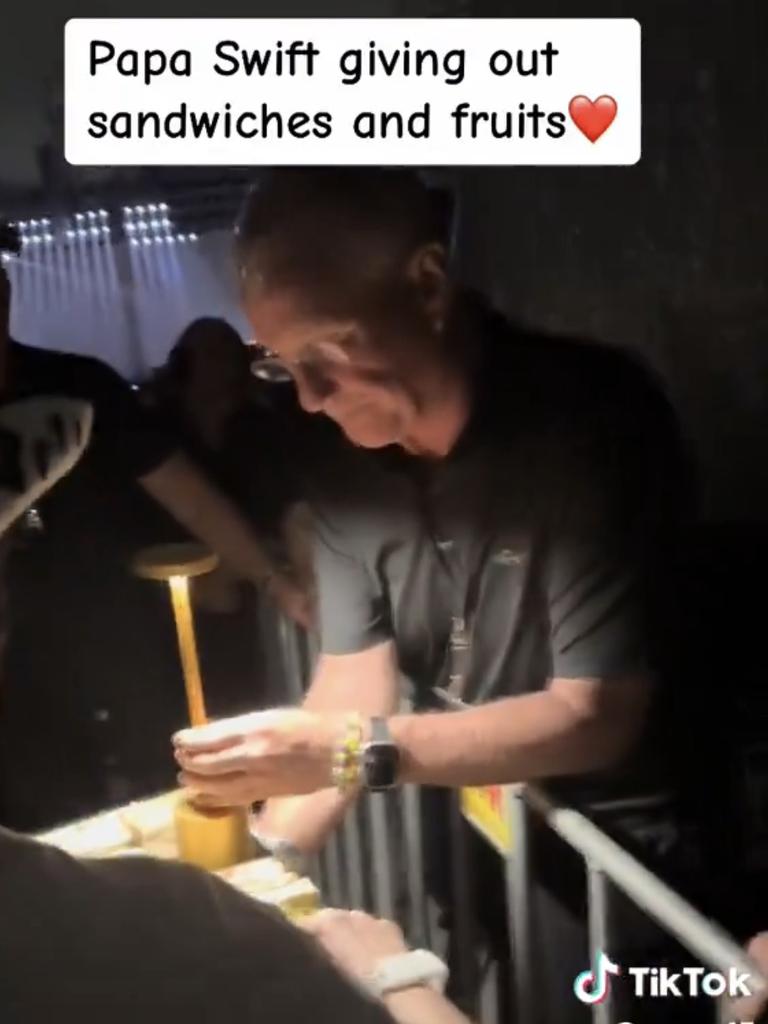 Taylor Swift's dad Scott was filmed handing out sandwiches and fruits to fans at the Sydney concert.