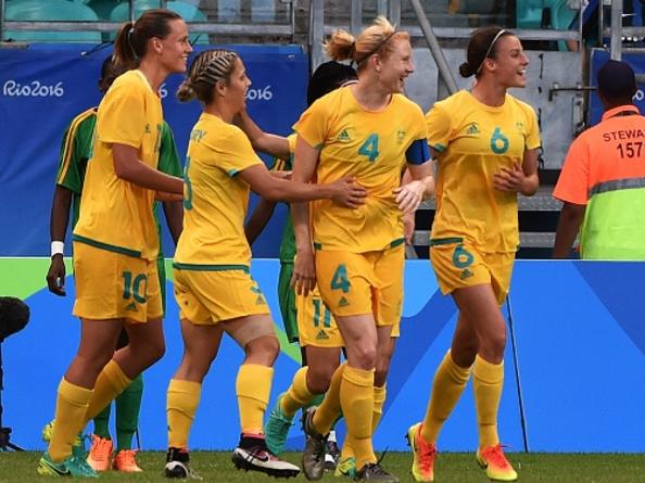 Clare Polkinghorne (2nd R) of Australia celebrates her goal with teammates scored against Zimbabwe during the Rio 2016 Olympic Games womens first round Group F football match Australia vs Zimbabwe, at the Arena Fonte Nova Stadium in Salvador, Brazil on August 9, 2016. / AFP / NELSON ALMEIDA (Photo credit should read NELSON ALMEIDA/AFP/Getty Images)