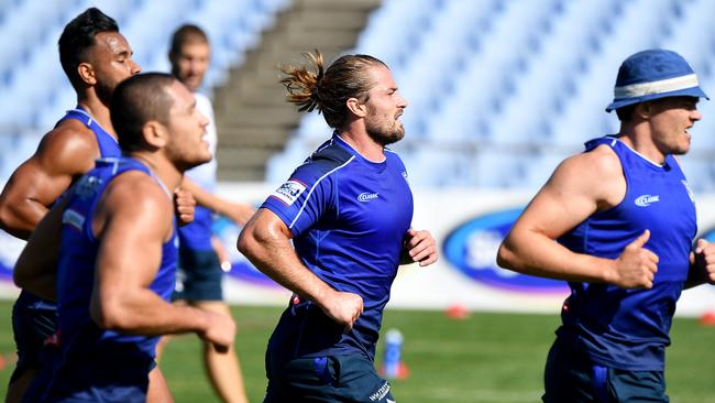 Kieran Foran (centre) of the Bulldogs takes part in a training session at Belmore Sports Ground in Belmore, Sydney, Friday, May 8, 2020. (AAP Image/Dan Himbrechts) NO ARCHIVING