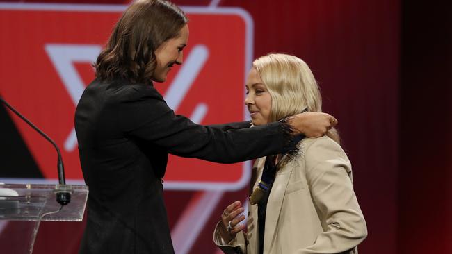 Isabel Huntington presents the Rising Star award to Tyla Hanks. Picture: AFL Photos via Getty Images