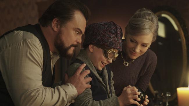 Jack Black, Owen Vaccaro and Cate Blanchett in The House With A Clock in Its Walls.