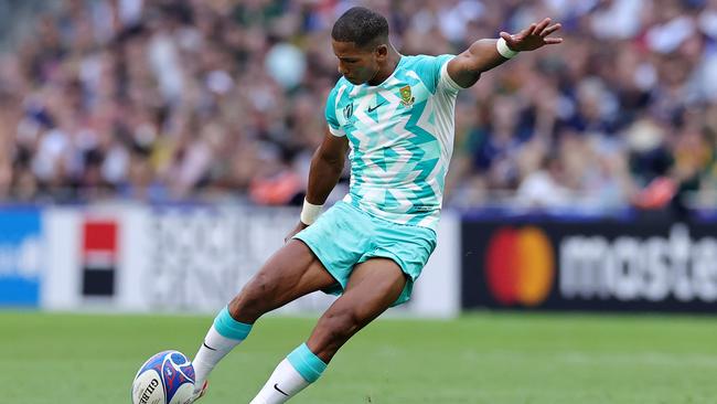 Springbok fly half Manie Libbok kicks for penalty against Scotland. Picture: Getty Images.