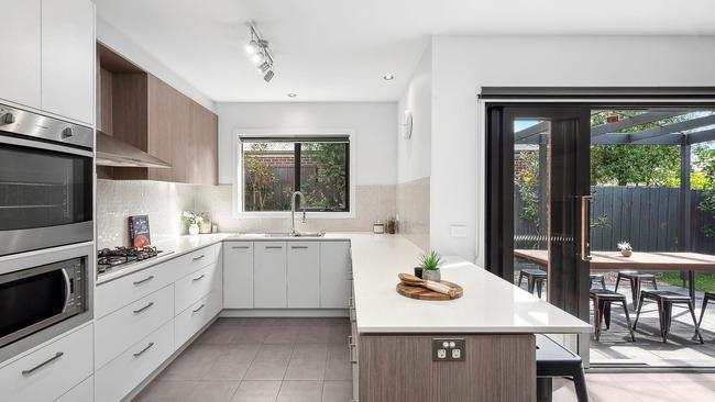 The kitchen has stone benches.