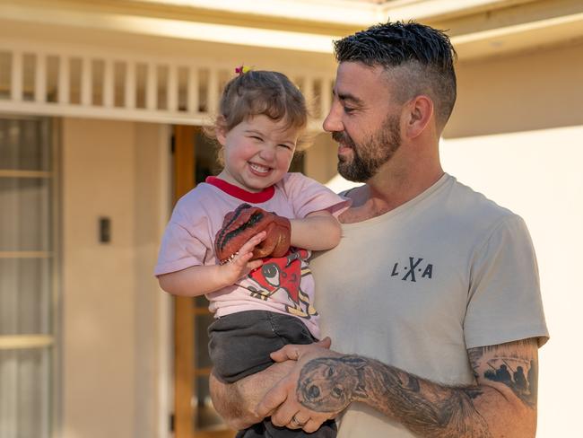 Hero father rescues daughter from burning bedroom