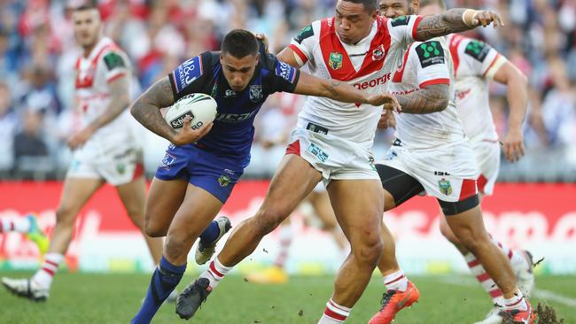 Michael Lichaa of the Bulldogs is tackled by Tyson Frizell.