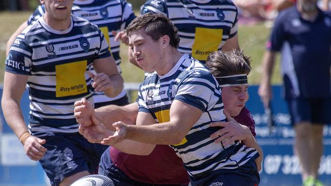 Brother’sJake Pappin passes the ball under pressure. Image Sarah Marshall)