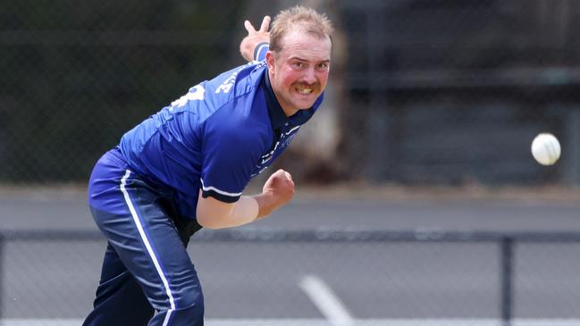 VSDCA: Mt Waverley’s Ryan Pearce bowling. Picture: Georg Sal