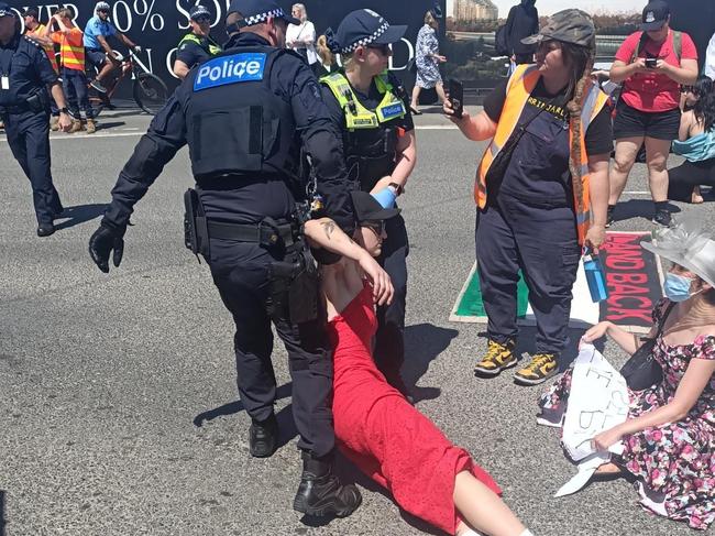 Police were seen dragging protesters before arresting them. Photo: X/Sheherazade Bloul