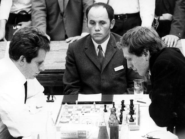 Fischer, Robert "Bobby",  9.3.1943 - 17.1.2008, American chess player, game with Boris Spassky, Reykjavik, 6.7.1972. Picture: Alamy