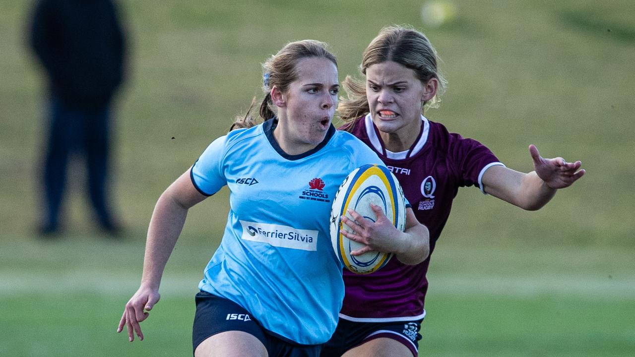 NSW Piper Simons gets caught by Anna Park. Picture: Julian Andrews