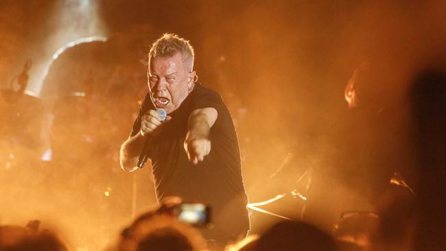 Jimmy Barnes performing onstage at his concert at the Darwin Ski Club. Picture Glenn