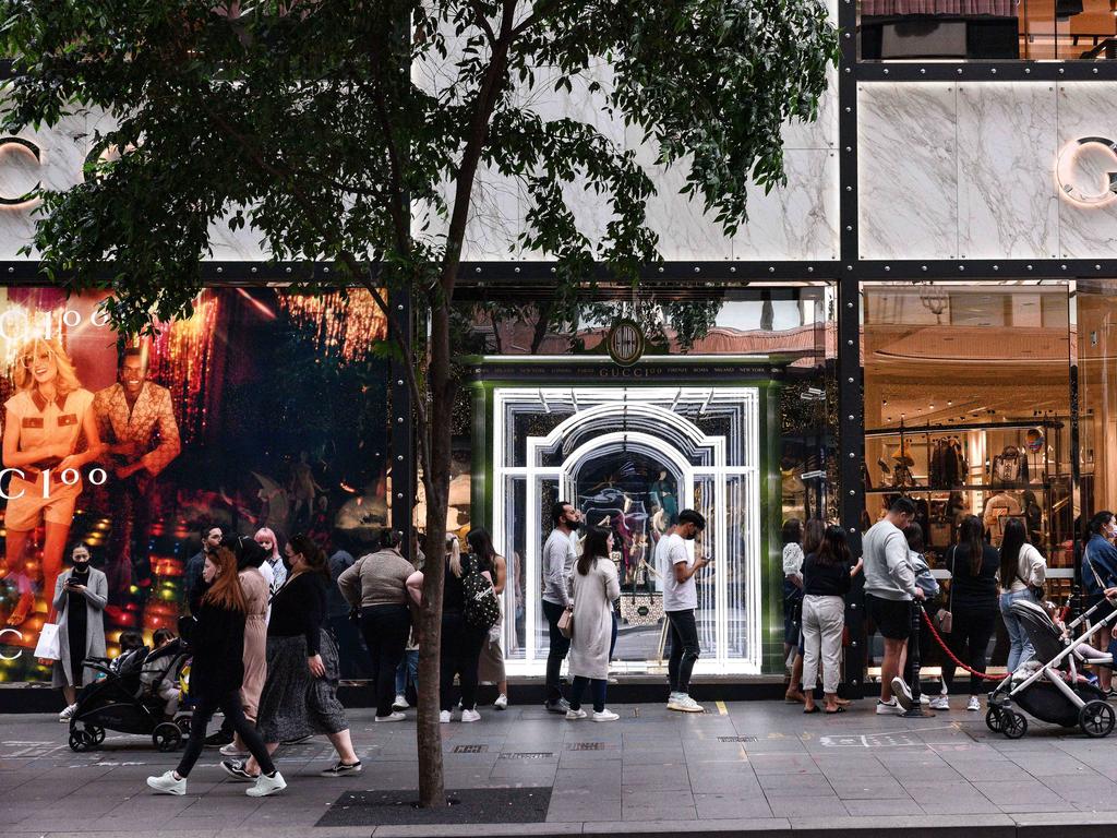Shoppers pull back on spending after splurge