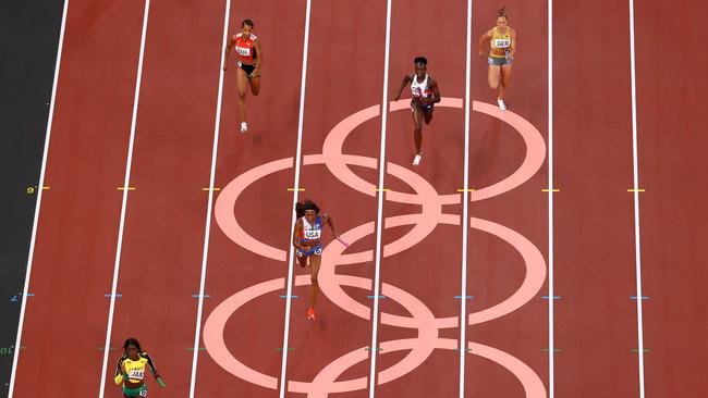 TOKYO, JAPAN - AUGUST 06: Shericka Jackson of Team Jamaica finishes ahead of Gabrielle Thomas of Team United States to win the gold medal in the Women's 4 x 100m Relay Final on day fourteen of the Tokyo 2020 Olympic Games at Olympic Stadium on August 06, 2021 in Tokyo, Japan. (Photo by Richard Heathcote/Getty Images)