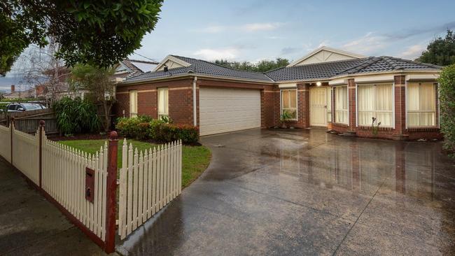 A “knockout” opening bid of $1.4m immediately surpassed the $1.32m reserve for 25 Rose St, Coburg, before that buyer continued with further “aggressive” bidding to win the auction.