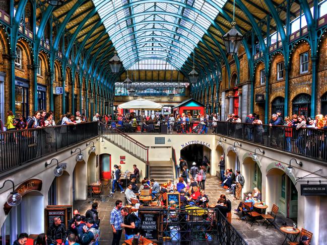 14. COVENT GARDEN Pretty Covent Garden with its historic piazza is home to high-end stores and restaurants as well as The Royal Opera and The Royal Ballet. In the middle of the theatre district it’s a popular place to stay, in chic boutique hotels such as The Covent Garden Hotel.