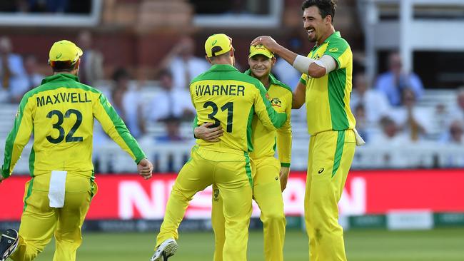 LONDON, ENGLAND - JUNE 29: Glenn Maxwell, David Warner and bowler Mitchell Starc of Australia congratulate teammate Steve Smith for catching Colin de Grandhomme of New Zealand during the Group Stage match of the ICC Cricket World Cup 2019 between New Zealand and Australia at Lords on June 29, 2019 in London, England. (Photo by Mike Hewitt/Getty Images)